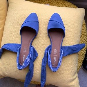 Tom’s dorsay flats, with tie ankle strap
